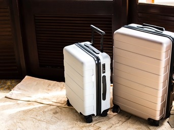 Hotelowe stojaki na bagaż