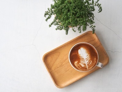 Podstawy do zestawów i tacki hotelowe