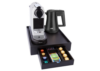 SPACE 1 welcome set with a STAR-BLACK kettle - visualization with a coffee machine