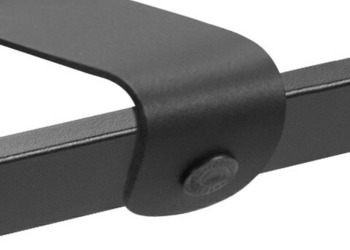 Stojak na bagaż R04 - przybliżenie na zapięcie pasów